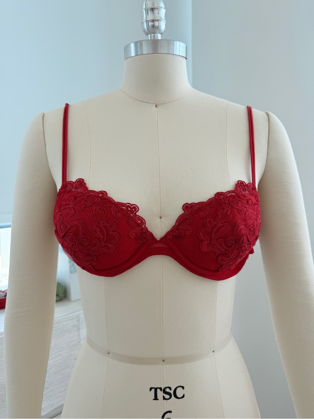 La Perla Red Lace Underwire Bra with Delicate Embroidery